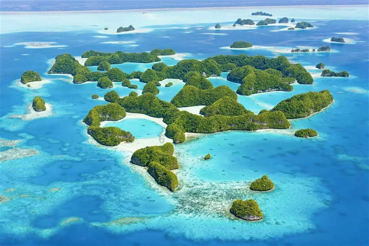 繁华都市里的地下王国,生存着2000多人,一旦住进去,便是为了等死